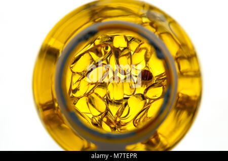 Omega 3, Lebertran Kapseln in durchsichtigen Flasche von oben gesehen. Stockfoto