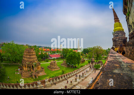 Schöne Landschaft mit einigen unbekannten Menschen zu Fuß im Stupa alte buddhistische Tempel, berühmte und wichtige touristische Attraktion religiöse von Ayutthaya Historical Park in Thailand Stockfoto