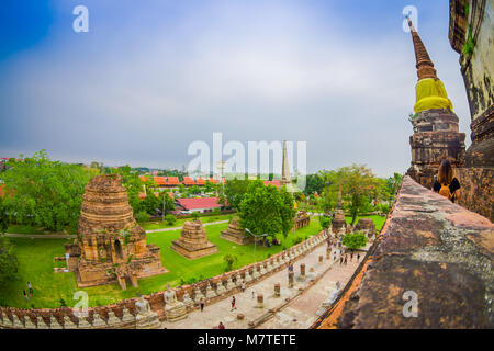 Schöne Landschaft mit einigen unbekannten Menschen zu Fuß im Stupa alte buddhistische Tempel, berühmte und wichtige touristische Attraktion religiöse von Ayutthaya Historical Park in Thailand Stockfoto