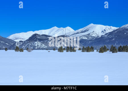 Die Berge an der Grenze der Sündenbock Wildnis steigen über kleinschmidt Wohnung im Winter in der Nähe von Ovando, Montana Stockfoto
