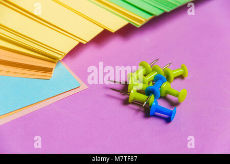 Stationäre, Reißzwecken Heap, Leere farbige Aufkleber auf Lila. Zeit-management, Planung. Stockfoto