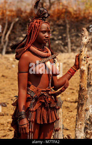 Frau Himba in seinem Dorf in der Nähe von Epupa Falls. Himbas sind normalerweise gefunden in der Nähe der Wasserfälle, wo Sie etwas Geld für Touristen posieren verdienen können, Namibia Stockfoto