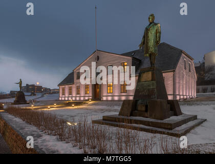 Das Government House oder Schrank Haus (Stjornarrad) in der Dämmerung im Winter in Island Stockfoto