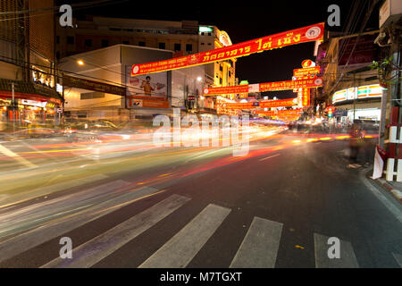 Bangkok - Feb 2016: Nacht Zeit Yaowarat Chinatown von Thailand eine Autos und Menschen auf der Yaowarat Road der Hauptstraße von China Town bei Einkaufen in Ba Stockfoto