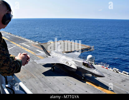 180312-N-RI 884-0607 East China Sea (12. März 2018) Marine Corps Generalleutnant Lawrence Nicholson, Kommandierender General des III Marine Expeditionary Force (III MEF) und Mitarbeiter beobachten Flugbetrieb der F-35B an Bord der Amphibisches Schiff USS Wasp (LHD1) bei einem Rundgang durch das Schiff im Indo-pazifischen Region. Die Besucher beobachteten Flugbetrieb durch die F-35B Piloten mit der 'Grüne Ritter" der Marine Fighter Attack Squadron 121 (VMFA-121), unter der Okinawa zugewiesene 31 Marine Expeditionary Unit. Die Wespe Expeditionary Strike Group ist die Durchführung einer regionalen Patrol bedeutete Regi zu stärken Stockfoto