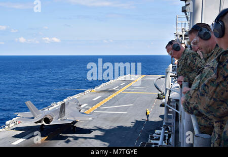 180312-N-RI 884-0790 East China Sea (12. März 2018) Marine Corps Generalleutnant Lawrence Nicholson, Kommandierender General des III Marine Expeditionary Force (III MEF) und Mitarbeiter beobachten Flugbetrieb der F-35B an Bord der Amphibisches Schiff USS Wasp (LHD1) bei einem Rundgang durch das Schiff im Indo-pazifischen Region. Die Besucher beobachteten Flugbetrieb durch die F-35B Piloten mit der 'Grüne Ritter" der Marine Fighter Attack Squadron 121 (VMFA-121), unter der Okinawa zugewiesene 31 Marine Expeditionary Unit. Die Wespe Expeditionary Strike Group ist die Durchführung einer regionalen Patrol bedeutete Regi zu stärken Stockfoto