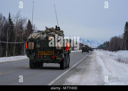 Us-Soldaten aus 3-21 Infanteriebataillon verhalten Konvoi Geschäfte als Teil des Gemeinsamen Kraft Land Befehl Komponente zur Unterstützung der Übung Arctic Edge 18 auf Fort Greely, Alaska, 11. März 2018. Als JFLCC für die Übung der US-Armee Alaska ist der Zentrale verantwortlich für die Steuerung und Kontrolle aller Boden- Kräfte an der Übung teilnehmen. Arctic Edge 2018 Ist eine Biennale, großen, gemeinsamen Training, Vorbereitung und Tests, die Fähigkeit des US-Militärs taktisch in der extremen Kälte - Wetter in arktischen Umgebungen zu betreiben. Unter der Aufsicht der Stockfoto