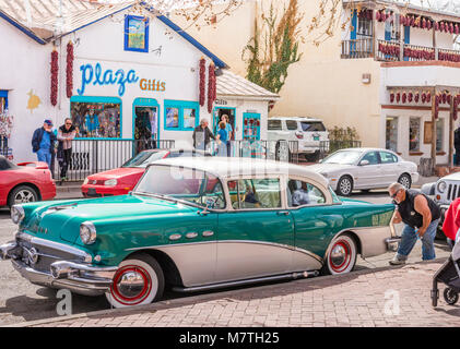 Man polieren, wachsen 1956 Buick Special in der Nähe von touristischen Geschäfte und Einkaufszentren in Albuquerque Old Town Plaza, New York USA. Stockfoto