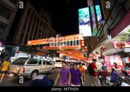 Bangkok - Feb 2016: Nacht Zeit Yaowarat Chinatown von Thailand eine Autos und Menschen auf der Yaowarat Road der Hauptstraße von China Town bei Einkaufen in Ba Stockfoto