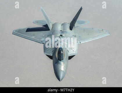 Ein US Air Force F-22 Raptor von der 95th Expeditionary Fighter Squadron, Al Dhafra Air Base, Vereinigte Arabische Emirates fliegt über den Irak März 5, 2018. Die F-22 ist ein luftüberlegenheit Kämpfer, die neuesten technologischen Fortschritte in reduzierter Meßgrössen, Avionik, Motorleistung und aerodynamische Design vereint. (U.S. Air National Guard Foto: Staff Sgt. Colton Elliott) Stockfoto