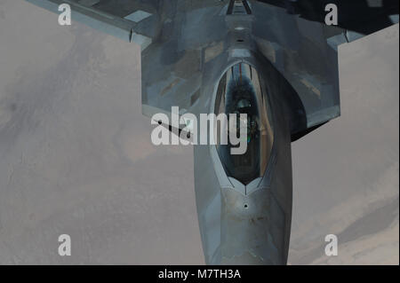 Ein US Air Force F-22 Raptor von der 95th Expeditionary Fighter Squadron, Al Dhafra Air Base, Vereinigte Arabische Emirates fliegt über Syrien März 5, 2018. Erhöhte F-22 Zuverlässigkeit und Wartbarkeit zahlt sich aus in weniger Arbeitskräfte erforderlich, die Flugzeuge und die Möglichkeit, effektiver zu arbeiten zu beheben. (U.S. Air National Guard Foto: Staff Sgt. Colton Elliott) Stockfoto