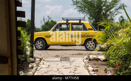 Saint-arailles, Kuba - September 1, 2017: ein Jahrgang der sowjetischen Ära russische Lada Taxi vor einem Restaurant in der Landschaft geparkt. Stockfoto