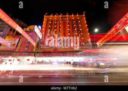 Bangkok - Feb 2016: Nacht Zeit Yaowarat Chinatown von Thailand eine Autos und Menschen auf der Yaowarat Road der Hauptstraße von China Town bei Einkaufen in Ba Stockfoto