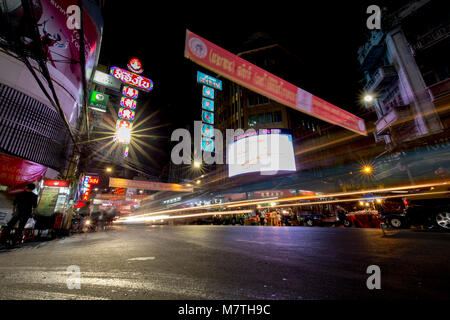 Bangkok - Feb 2016: Nacht Zeit Yaowarat Chinatown von Thailand eine Autos und Menschen auf der Yaowarat Road der Hauptstraße von China Town bei Einkaufen in Ba Stockfoto