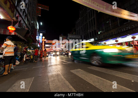 Bangkok - Feb 2016: Nacht Zeit Yaowarat Chinatown von Thailand eine Autos und Menschen auf der Yaowarat Road der Hauptstraße von China Town bei Einkaufen in Ba Stockfoto