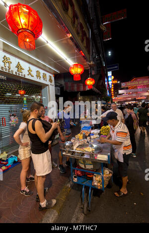 Bangkok - Feb 2016: Nacht Zeit Yaowarat Chinatown von Thailand eine Autos und Menschen auf der Yaowarat Road der Hauptstraße von China Town bei Einkaufen in Ba Stockfoto