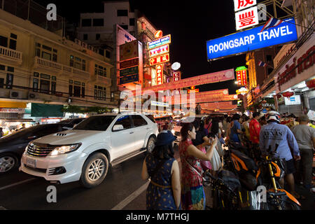 Bangkok - Feb 2016: Nacht Zeit Yaowarat Chinatown von Thailand eine Autos und Menschen auf der Yaowarat Road der Hauptstraße von China Town bei Einkaufen in Ba Stockfoto