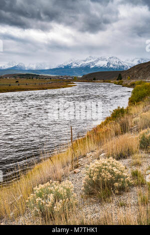 Sawtooth Mountains, Salmon River, von Salmon River Scenic Byway, Sawtooth National Recreation Area, Sawtooth National Forest, in der Nähe von Stanley, Idaho, USA Stockfoto