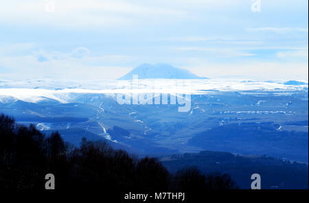 Foto Blick auf Mount Elbrus von den Bergen in den sonnigen Tag Stockfoto