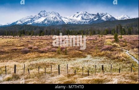 Merritt Peak, Williams Peak, Herbst, Sawtooth Mountains, Sägezahn Natl Wald, von Ponderosa Pine Scenic Byway, in der Nähe von Stanley, Idaho, USA Stockfoto