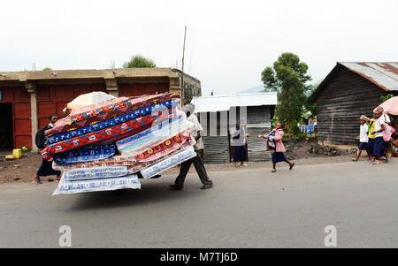 Transport von Matratzen in der Stadt Goma. Stockfoto