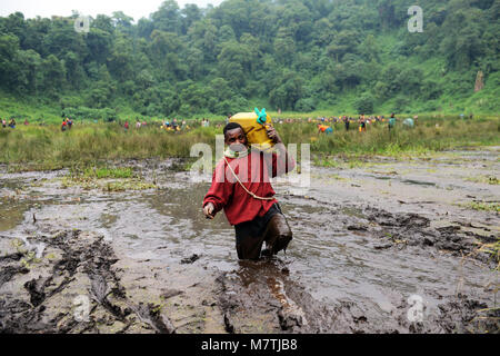 Kongolesische Dorfbewohner füllen ihre Wasserversorgung von diesem schlammigen Teich. Die einzige gute Quelle, die Sie haben. Stockfoto