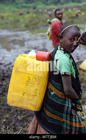 Kongolesische Dorfbewohner füllen ihre Wasserversorgung von diesem schlammigen Teich. Die einzige gute Quelle, die Sie haben. Stockfoto