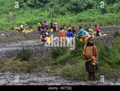 Kongolesische Dorfbewohner füllen ihre Wasserversorgung von diesem schlammigen Teich. Die einzige gute Quelle, die Sie haben. Stockfoto