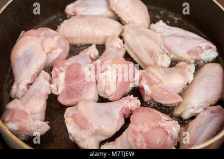 Chicken Wings gebraten in der Pfanne mit heißem Öl, hausgemachte Speisen Stockfoto