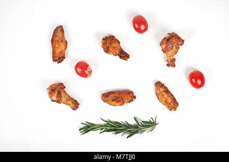 Barbecue Chicken Wings auf weißem Hintergrund Stockfoto