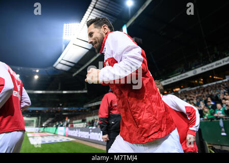 Claudio Pizarro (FC Köln) laeuft ins Weser-Stadion. GES/Fussball/1. Bundesliga: Werder Bremen - 1. FC Köln, 12.03.2018 Fußball: 1.Liga: Werder Bremen vs FC Köln, Bremen, 12. März 2018 | Verwendung weltweit Stockfoto