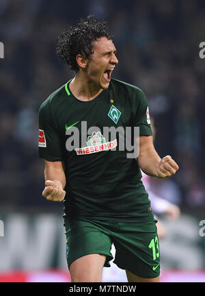 Jubel über das Tor zum 1:0: Veljkovic goalschuetze Milos (Werder Bremen). GES/Fussball/1. Bundesliga: Werder Bremen - 1. FC Köln, 12.03.2018 Fußball: 1.Liga: Werder Bremen vs FC Köln, Bremen, 12. März 2018 | Verwendung weltweit Stockfoto