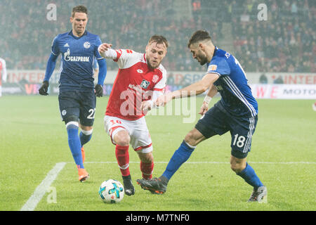 Alexandru MAXIM (mi., MZ) gegen Daniel Caligiuri (re., GE) und Marko PJACA (GE), Aktion, Kampf um den Ball, Fussball 1. 1. Fussballbundesliga, 26. Spieltag, FSV FSV FSV Mainz 05 (MZ) - FC Schalke 04 (GE) 0:1, am 09.03.2018 in Mainz/Deutschland. | Verwendung weltweit Stockfoto