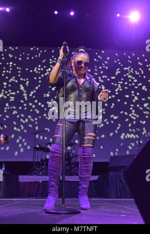CORAL GABLES, FL - MÄRZ 10: Lisa Lisa führt während des Super Freestyle Explosion bei Watsco Zentrum am 10. März in Coral Gables, Florida 2018. Quelle: MPI 10/MediaPunch Stockfoto