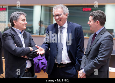 (180312) - Brüssel, 12. März 2018 (Xinhua) - der griechische Finanzminister Euclid Tsakalotos (L), der luxemburgische Finanzminister Pierre Gramegna (C) und den irischen Finanzminister österlichen Donohoe sprechen vor einer Sitzung der Eurogruppe Finanzminister in Brüssel, Belgien, 12. März 2018. Eurogroup Präsident Mario Centeno sagte am Montag, dass die Eurozone Rettungsfonds voraussichtlich die nächste Tranche, 5,7 Milliarden Euro (7,03 Milliarden US-Dollar), Wert nach Griechenland in der zweiten Hälfte des März auszuzahlen. (Xinhua / Thierry Monass) Stockfoto