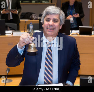 (180312) - Brüssel, 12. März 2018 (Xinhua) - der Präsident der Eurogruppe und der portugiesische Finanzminister Mario Centeno Ringe des Europgroup Bell bei einem Treffen der Finanzminister der Eurogruppe in Brüssel, Belgien, 12. März 2018. Eurogroup Präsident Mario Centeno sagte am Montag, dass die Eurozone Rettungsfonds voraussichtlich die nächste Tranche, 5,7 Milliarden Euro (7,03 Milliarden US-Dollar), Wert nach Griechenland in der zweiten Hälfte des März auszuzahlen. (Xinhua / Thierry Monass) Stockfoto