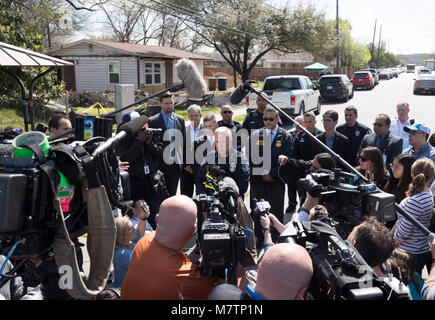 Austin Zwischenzeitspolizei Brian Manley spricht mit den Medien in einer East Austin Nachbarschaft, wo ein drittes Paket Bombe Montag explodierte, dass eine ältere Frau schwer verletzt. Der Vorfall folgten bombenattentate vor zwei Wochen und früheren Montag zwei Menschen getötet. Stockfoto