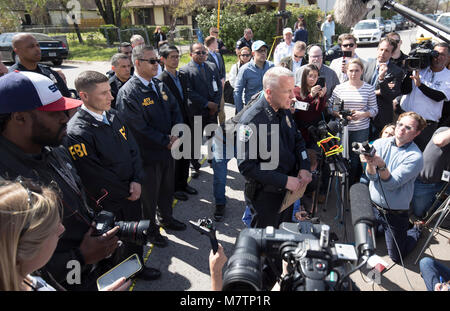 Austin Zwischenzeitspolizei Brian Manley spricht mit den Medien in einer East Austin Nachbarschaft, wo ein drittes Paket Bombe Montag explodierte, dass eine ältere Frau schwer verletzt. Der Vorfall folgten bombenattentate vor zwei Wochen und früheren Montag zwei Menschen getötet. Stockfoto