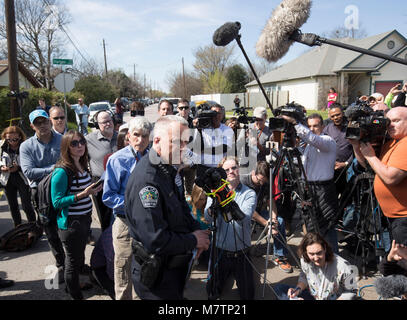 Austin Zwischenzeitspolizei Brian Manley spricht mit den Medien in einer East Austin Nachbarschaft, wo ein drittes Paket Bombe Montag explodierte, dass eine ältere Frau schwer verletzt. Der Vorfall folgten bombenattentate vor zwei Wochen und früheren Montag zwei Menschen getötet. Stockfoto