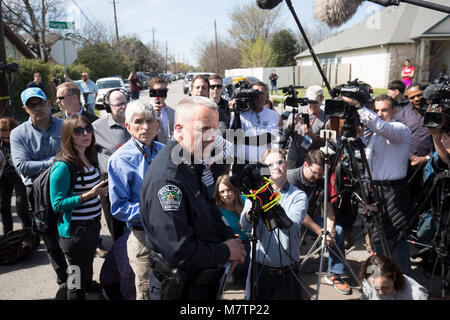 Austin Zwischenzeitspolizei Brian Manley spricht mit den Medien in einer East Austin Nachbarschaft, wo ein drittes Paket Bombe Montag explodierte, dass eine ältere Frau schwer verletzt. Der Vorfall folgten bombenattentate vor zwei Wochen und früheren Montag zwei Menschen getötet. Stockfoto