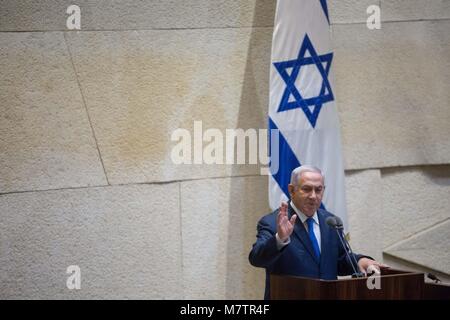 (180313) - Jerusalem, 13. März 2018 (Xinhua) - der israelische Premierminister Benjamin Netanjahu spricht an der Knesset (Parlament) in Jerusalem, 12. März 2018. Benjamin Netanjahu forderte seine Koalitionspartner nicht aus der Regierung über eine angefochtene Rechnung zur Befreiung der Jüdischen ultra-orthodoxen Studenten vom Militärdienst zu ziehen. (Xinhua / jini) (jmmn) Stockfoto