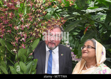 (180313) - Singapur, 13. März 2018 (Xinhua) - bangladeschs Premierministerin Sheikh Hasina (R) steht neben Orchideen in ihrer Ehre an der Singapur National Orchid Garden März 13, 2018 benannt. (Xinhua / Dann Chih Wey) (jmmn) Stockfoto