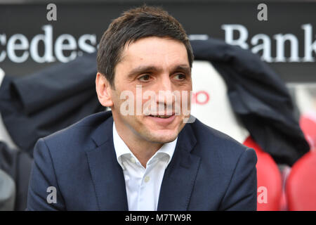 Tayfun KORKUT, Coach (VFB Stuttgart), Einzelbild, angeschnittenes Einzelmotiv, Portraet, Porträt, Portrat. Fussball 1. 1. Fussballbundesliga, 26. Spieltag, Spieltag 26, VFB Stuttgart - RB Leipzig 0-0, am 11.03.2018 in Stuttgart/Deutschland. MERCEDES BENZ ARENA. | Verwendung weltweit Stockfoto