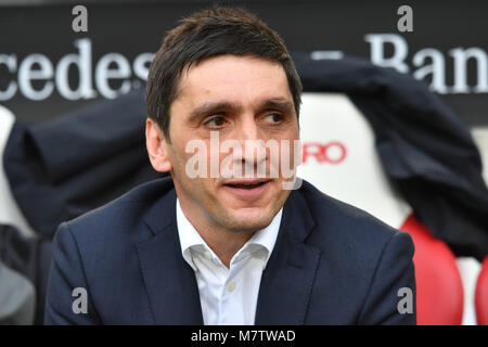 Tayfun KORKUT, Coach (VFB Stuttgart), Einzelbild, angeschnittenes Einzelmotiv, Portraet, Porträt, Portrat. Fussball 1. 1. Fussballbundesliga, 26. Spieltag, Spieltag 26, VFB Stuttgart - RB Leipzig 0-0, am 11.03.2018 in Stuttgart/Deutschland. MERCEDES BENZ ARENA. | Verwendung weltweit Stockfoto