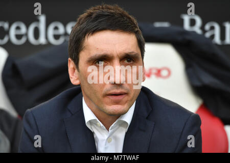 Tayfun KORKUT, Coach (VFB Stuttgart), Einzelbild, angeschnittenes Einzelmotiv, Portraet, Porträt, Portrat. Fussball 1. 1. Fussballbundesliga, 26. Spieltag, Spieltag 26, VFB Stuttgart - RB Leipzig 0-0, am 11.03.2018 in Stuttgart/Deutschland. MERCEDES BENZ ARENA. | Verwendung weltweit Stockfoto