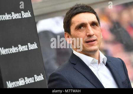 Tayfun KORKUT, Coach (VFB Stuttgart), Einzelbild, angeschnittenes Einzelmotiv, Portraet, Porträt, Portrat. Fussball 1. 1. Fussballbundesliga, 26. Spieltag, Spieltag 26, VFB Stuttgart - RB Leipzig 0-0, am 11.03.2018 in Stuttgart/Deutschland. MERCEDES BENZ ARENA. | Verwendung weltweit Stockfoto