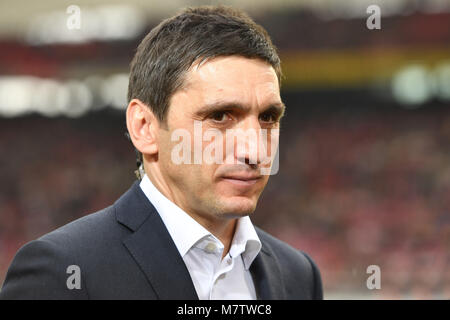 Tayfun KORKUT, Coach (VFB Stuttgart), Einzelbild, angeschnittenes Einzelmotiv, Portraet, Porträt, Portrat. Fussball 1. 1. Fussballbundesliga, 26. Spieltag, Spieltag 26, VFB Stuttgart - RB Leipzig 0-0, am 11.03.2018 in Stuttgart/Deutschland. MERCEDES BENZ ARENA. | Verwendung weltweit Stockfoto