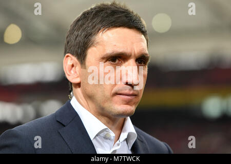 Tayfun KORKUT, Coach (VFB Stuttgart), Einzelbild, angeschnittenes Einzelmotiv, Portraet, Porträt, Portrat. Fussball 1. 1. Fussballbundesliga, 26. Spieltag, Spieltag 26, VFB Stuttgart - RB Leipzig 0-0, am 11.03.2018 in Stuttgart/Deutschland. MERCEDES BENZ ARENA. | Verwendung weltweit Stockfoto