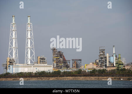 März 13, 2018 - Pohang, Deutschland, Südkorea - 13. März 2018 - Pohang, Südkorea - Eine allgemeine Ansicht des POSCO Stahlwerk in Pohang stahl Industriekomplex in Pohang, Südkorea. China's Steel Mills, ein Ziel von Präsident Donald Trump ire, sind die branchenweit 800 pound Gorilla: Sie liefern die Hälfte der Leistung der Welt, also Ihre jede Bewegung hat eine globale Auswirkungen. Die Eisen- und Stahlindustrie schwoll in den letzten zehn Jahren eine Geschichte der chinesischen Bauboom zu unterstützen. Sobald die verschwunden, das Land mit einer Flut von halb-Leerlauf, money-losing Mühlen links. (Bild: © Ryu Seung Il über ZUMA Draht) Stockfoto