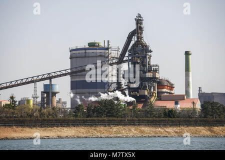 März 13, 2018 - Pohang, Deutschland, Südkorea - 13. März 2018 - Pohang, Südkorea - Eine allgemeine Ansicht des POSCO Stahlwerk in Pohang stahl Industriekomplex in Pohang, Südkorea. China's Steel Mills, ein Ziel von Präsident Donald Trump ire, sind die branchenweit 800 pound Gorilla: Sie liefern die Hälfte der Leistung der Welt, also Ihre jede Bewegung hat eine globale Auswirkungen. Die Eisen- und Stahlindustrie schwoll in den letzten zehn Jahren eine Geschichte der chinesischen Bauboom zu unterstützen. Sobald die verschwunden, das Land mit einer Flut von halb-Leerlauf, money-losing Mühlen links. (Bild: © Ryu Seung Il über ZUMA Draht) Stockfoto